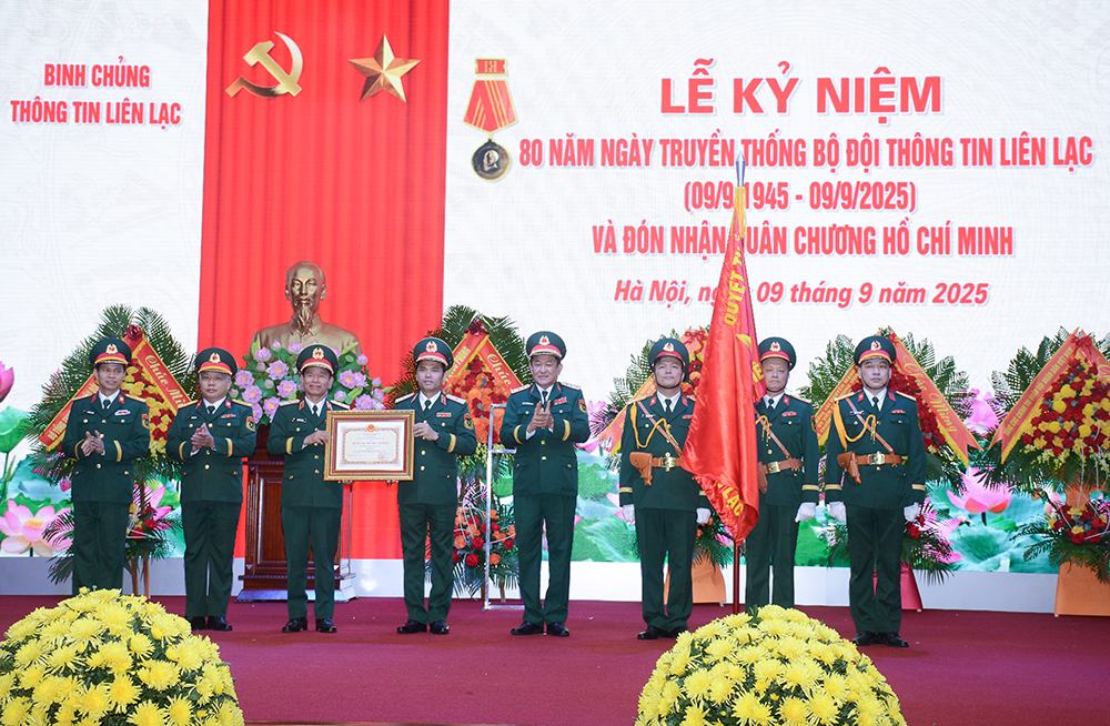 Thuong tuong Vo Minh Luong trao Huan chuong Ho Chi Minh tang Binh chung Thong tin lien lac. Anh: Bo Quoc phong
