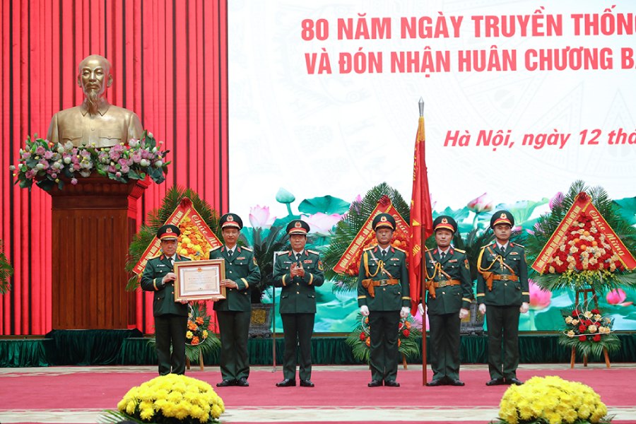 Dai tuong Nguyen Tan Cuong - Tong Tham muu truong Quan doi nhan dan Viet Nam trao Huan chuong Bao ve To quoc hang Nhat tang Van phong Bo Tong Tham muu. Anh: Bo Quoc phong