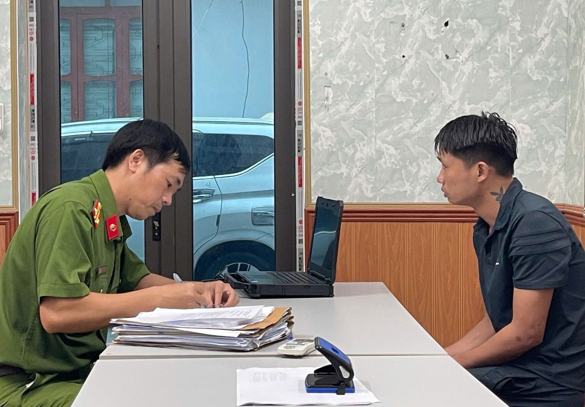Đối tượng Đoàn Văn Nguyên tại Công an phường phường Chu Văn An. Ảnh: Công an TP Hải Phòng