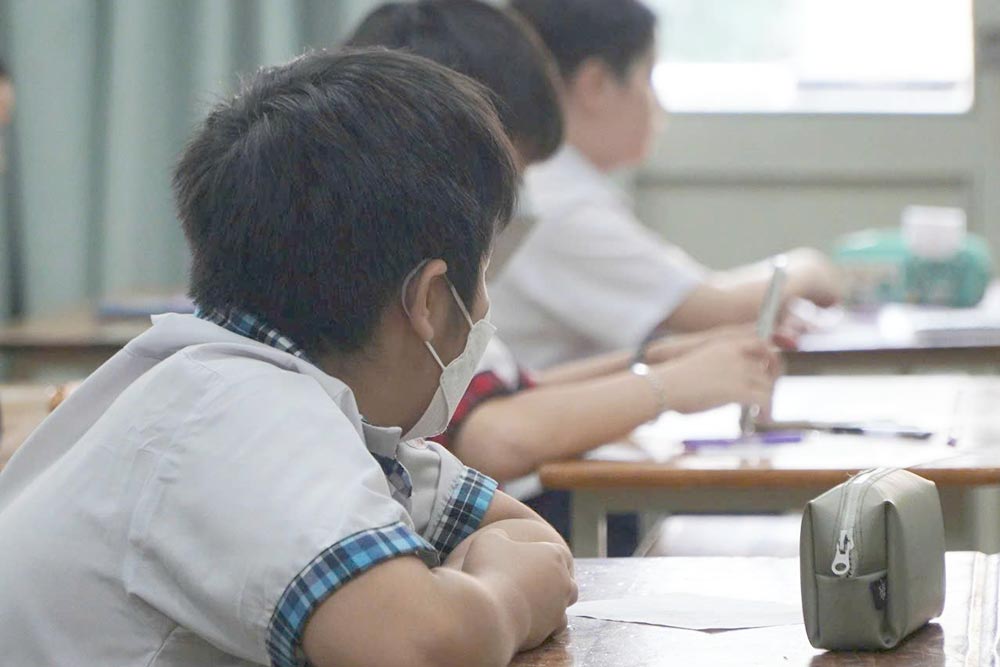 The school is scheduled to schedule their children's school on Saturday morning, parents are worried that their children are overloaded with studying. Photo: Chan Phuc