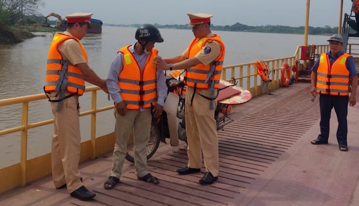 During the rainy and stormy season, Hung Yen has stepped up control of waterway traffic to minimize accidents. Photo: Hung Yen Provincial Police