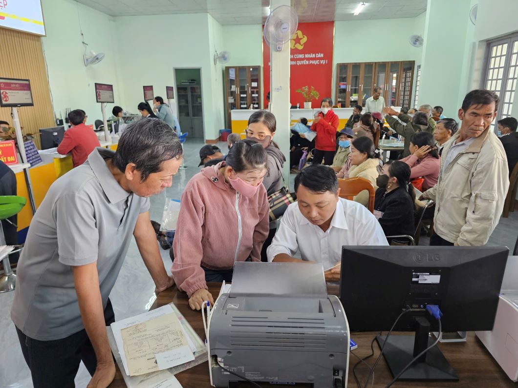 Dak Lak people go to submit documents at the Public Administration Service Center. Photo: Thanh Quynh