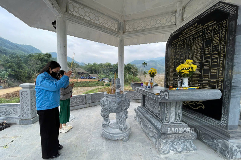 Nguoi dan co the den dang huong tai khu vuc tuong niem. Anh: Dinh Dai