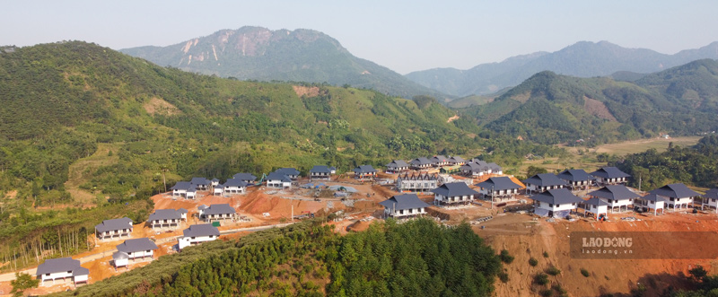 Ngay sau khi thien tai xay ra, cung voi su ho tro cua Trung uong, cac don vi tai tro, cac nha hao tam, tinh Lao Cai da nhanh chong xay dung lai Lang Nu moi nam tren doi Sim, cach dia diem cu khoang 2 km.
