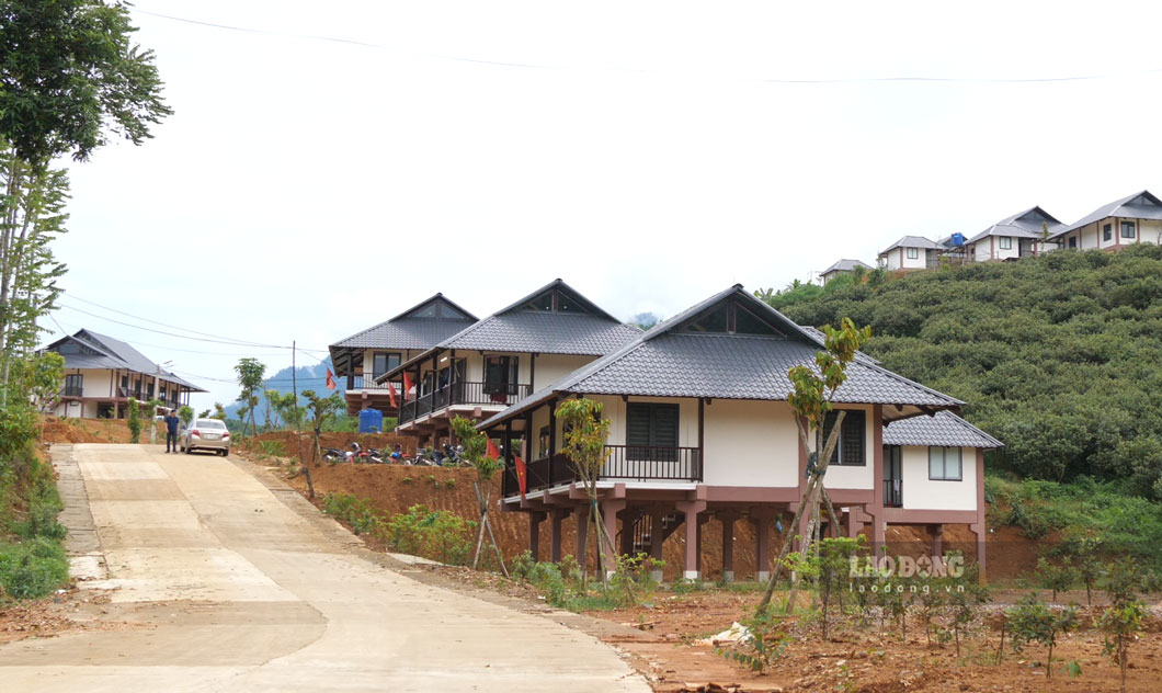 40 can nha san moi duoc xay dung theo kien truc cua dong bao dan toc Tay, cung cac cong trinh cong cong nhu nha van hoa, lop hoc, cac cong trinh phu tro dien, duong. Anh: Bao Nguyen
