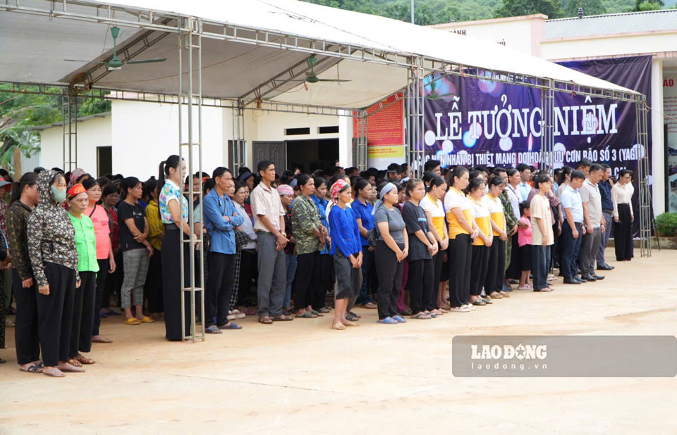 The government and people commemorate one year after the flash flood disaster in Lang Nu. Photo: Lang Nu