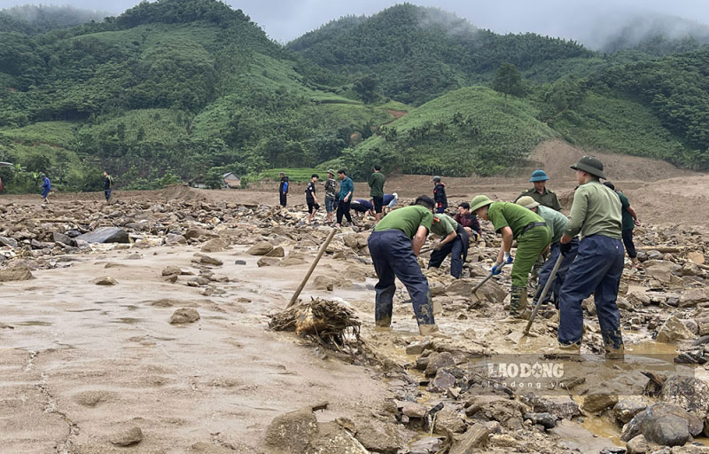 Hon 300 can bo, chien si Su doan 316 (Quan khu 2) cung cong an dia phuong, canh sat co dong, bo doi bien phong tham gia tim kiem cuu nan. Anh: Dinh Dai