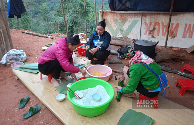 Nguoi dan goi va nau banh chung truyen thong de Tet nay sum hop cung nhau trong ngoi nha moi. Anh: Dinh Dai