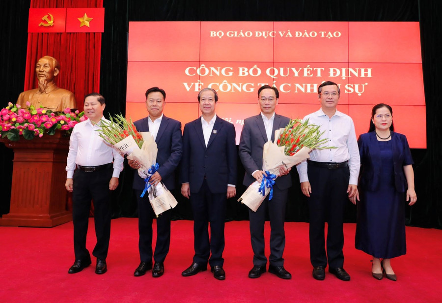 Bo truong, Lanh dao Bo Giao duc va Dao tao tang hoa chuc mung PGS.TS Hoang Minh Son va GS.TS Le Quan. Anh: Tran Hiep