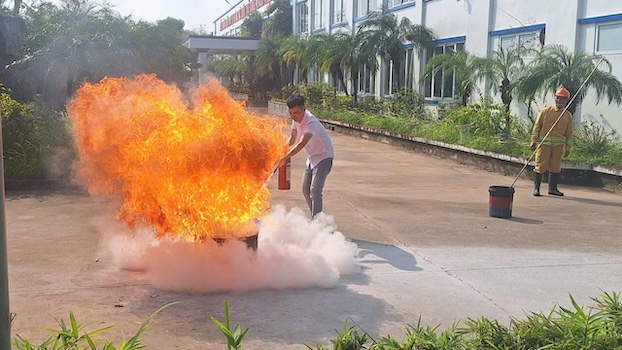 Workers of veston Hung Ha Enterprise - Garment Corporation 10 practice fire prevention and fighting training. Photo: Thu Thuy