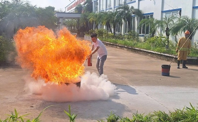 Workers of veston Hung Ha Enterprise - Garment Corporation 10 practice fire prevention and fighting training. Photo: Thu Thuy