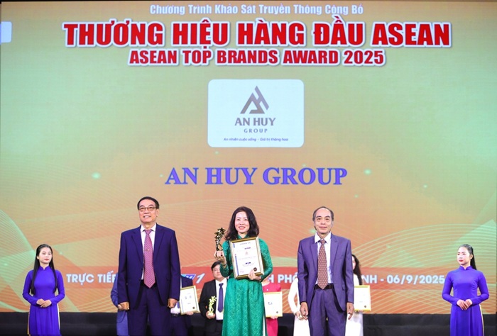 Pho Tong Giam doc An Huy Group, Ba Pham Thi Lan, dai dien nhan cup va bang khen vinh danh “Thuong hieu Uy tin hang dau Chau A 2025” tai buoi le Asean Top Brands Award 2025. Anh: An Huy Group