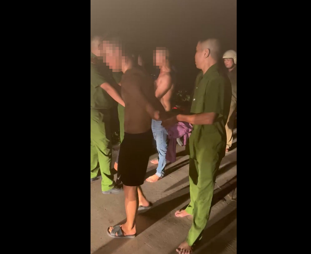 Lực lượng Công an có mặt tại hiện trường vụ việc, tối 7.9. Ảnh: Cắt từ clip người dân cung cấp