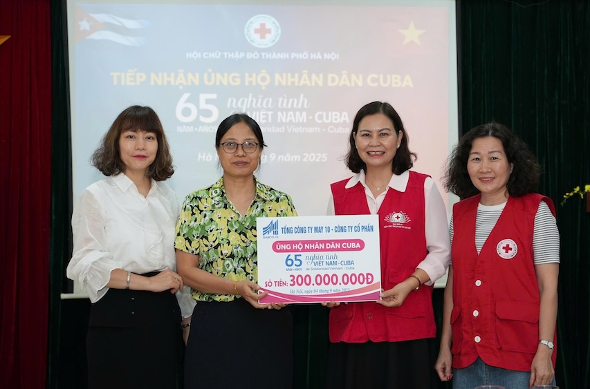 총공사 지도부와 May 10 - CTCP 총공사 노동조합 지도부가 쿠바 국민 지원금을 전달하고 있습니다. 사진: Thu Thuy