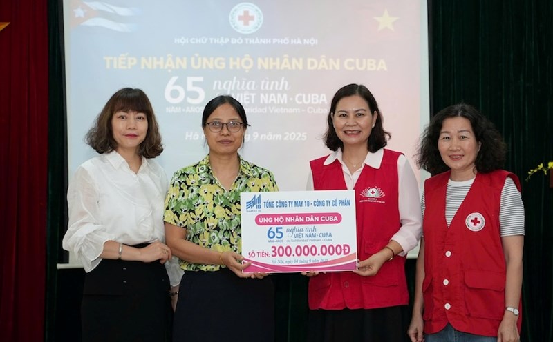 The leaders of the Corporation and the leaders of the Trade Union of Garment Corporation 10 - JSC presented donations to the Cuban people. Photo: Thu Thuy