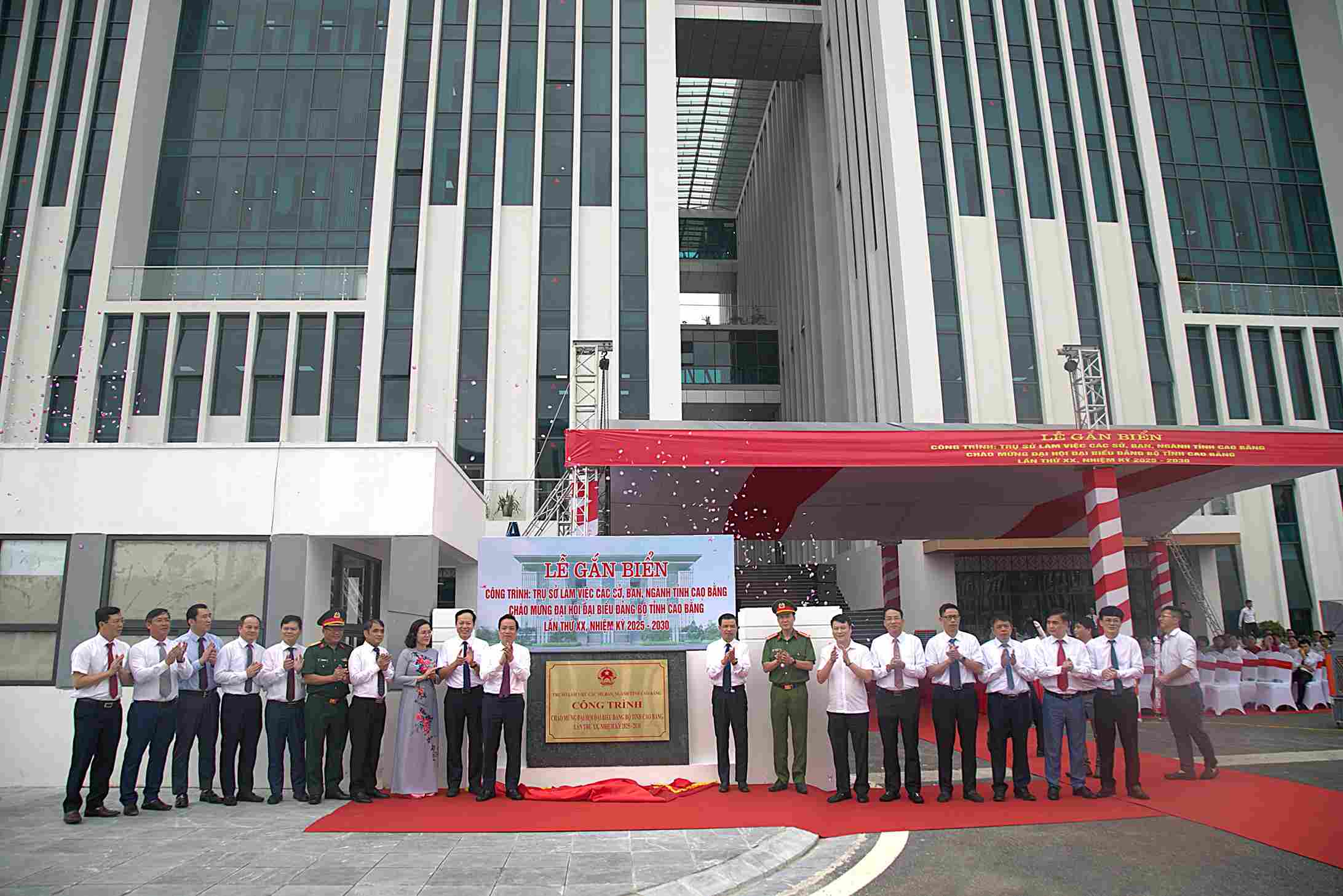 Cac dai bieu cat bang khanh thanh cong trinh. Anh: Kim Cuc