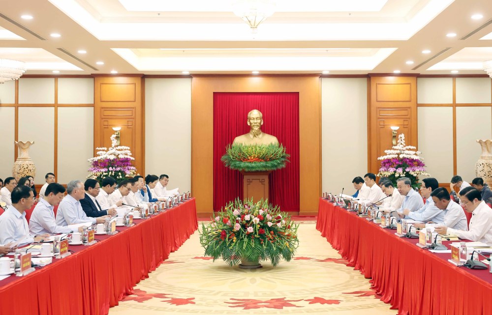 Toan canh buoi lam viec cua Bo Chinh tri voi Ban Thuong vu Dang uy Chinh phu. Anh: TTXVN