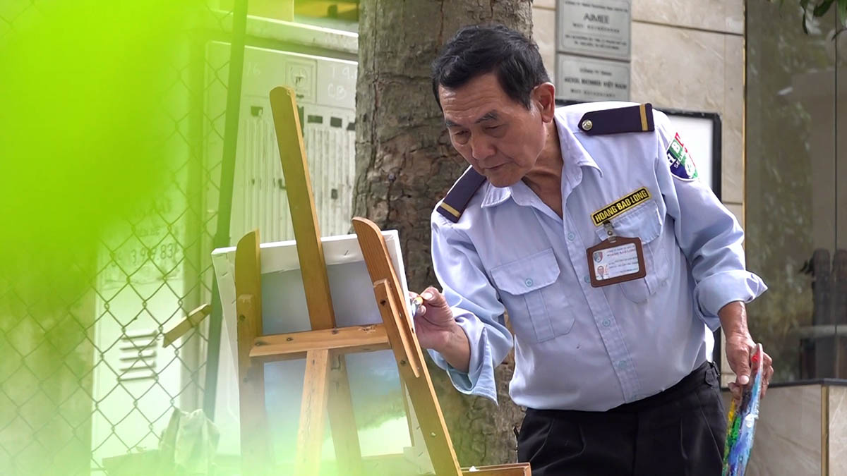 호치민시의 작은 코너는 고령 경비원의 그림 덕분에 밝게 빛났습니다.