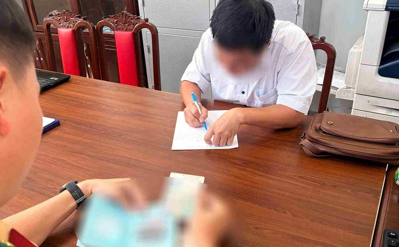 The National Highway 13 Traffic Police Station under the Ho Chi Minh City Police Department issued a fine for the driver who flashed a traffic light and ran a red light. Photo: Provided by the Traffic Police Department of Ho Chi Minh City Police