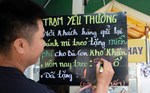 “Bánh mì treo” ấm lòng người lao động nghèo giữa hẻm nhỏ ở TPHCM