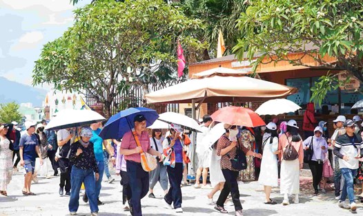Các doanh nghiệp, chính quyền tỉnh Khánh Hòa sẽ đón các đoàn famtrip từ Trung Quốc đến khảo sát du lịch. Ảnh: Hữu Long