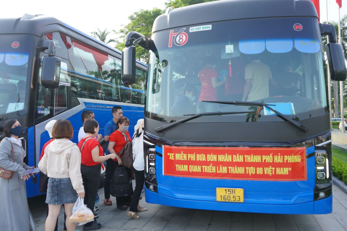People in Hai Phong are looking forward to the free bus tour of the A80 attraction. Photo: Mai Dung
