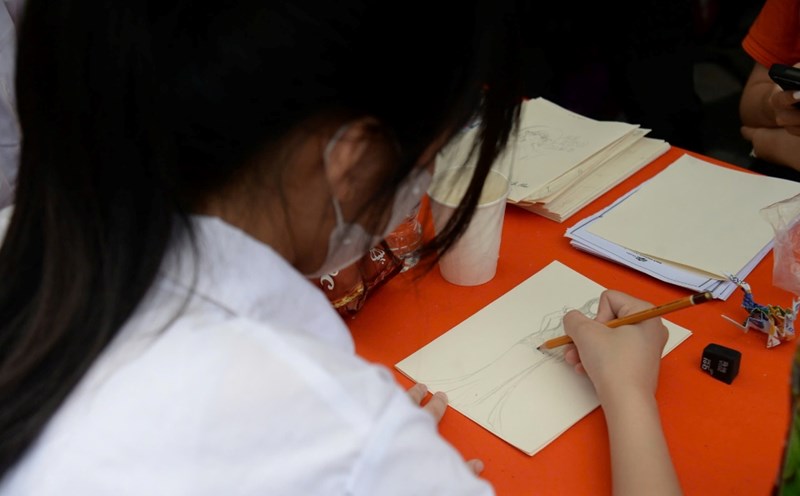 Unskilled workers are both having difficulty finding jobs and being eliminated. Photo: Quynh Chi