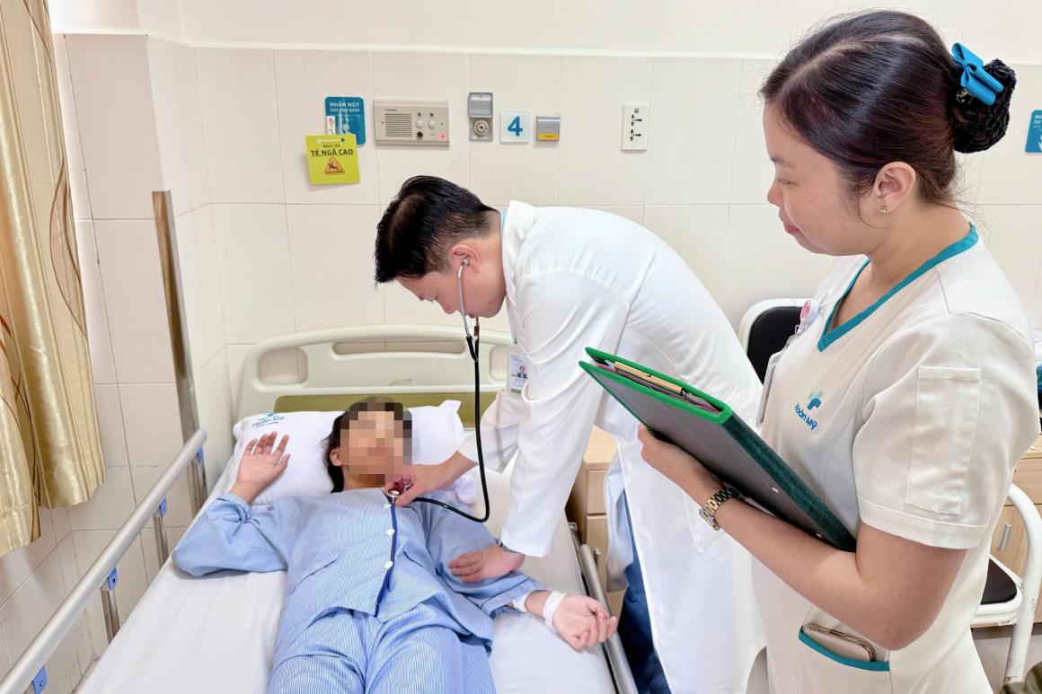 Bac si tham kham cho benh nhi. Anh: Benh vien Hoan My Cuu Long (TP Can Tho
