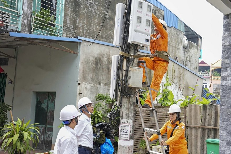 Explaining the reason for the increase in electricity bills in Thai Nguyen. Photo: Quynh Hoa.