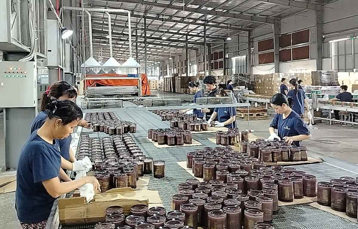 Talent Fareast Vietnam 가족 선물 유한 회사(닌빈성 호아싸 산업 단지)에서 일하는 광부 노동자. 사진: Thanh Huyen