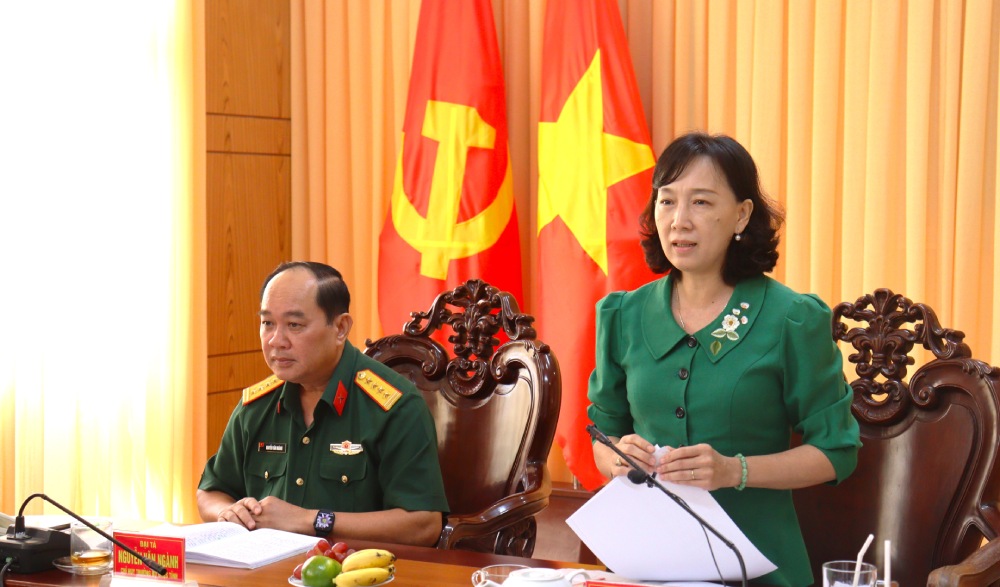 Pho Chu tich UBND tinh Nguyen Thi Minh Thuy phat bieu ket luan tai buoi lam viec. Anh: Ngoc Mai