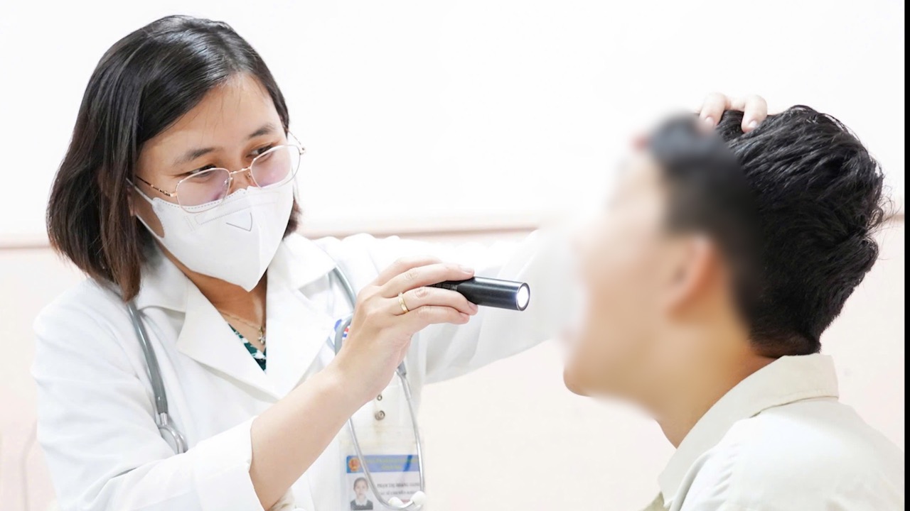 The doctor is examining the patient and admitting him to the hospital after returning to school. Photo: Provided by the hospital