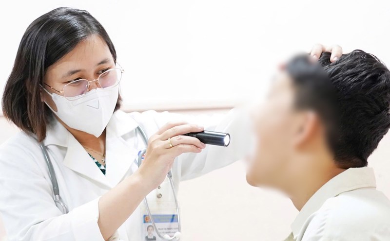 The doctor is examining the patient and admitting him to the hospital after returning to school. Photo: Provided by the hospital