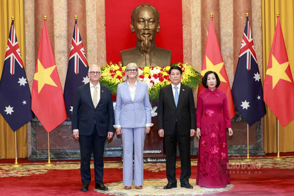 Chu tich nuoc Luong Cuong va Phu nhan cung Toan quyen Australia Sam Mostyn va Phu quan chup anh luu niem. Anh: Hai Nguyen