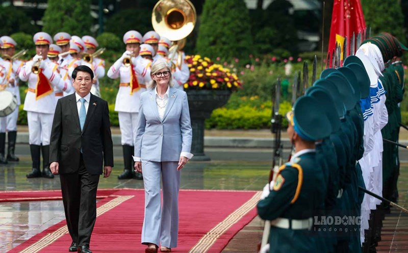 Politburo member, President Luong Cuong and Australian Governor-General Sam Mostyn approved the honor guard. Photo: Hai Nguyen
