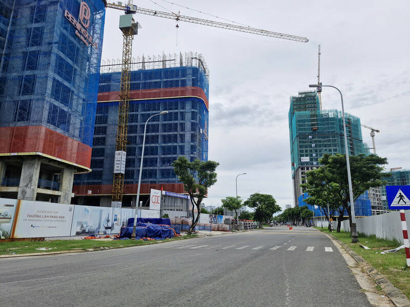 多くの不動産プロジェクト、高層ビルがダナン市レ・ヴァン・ズイエット通りで活発に建設中です。写真:Thu Giang