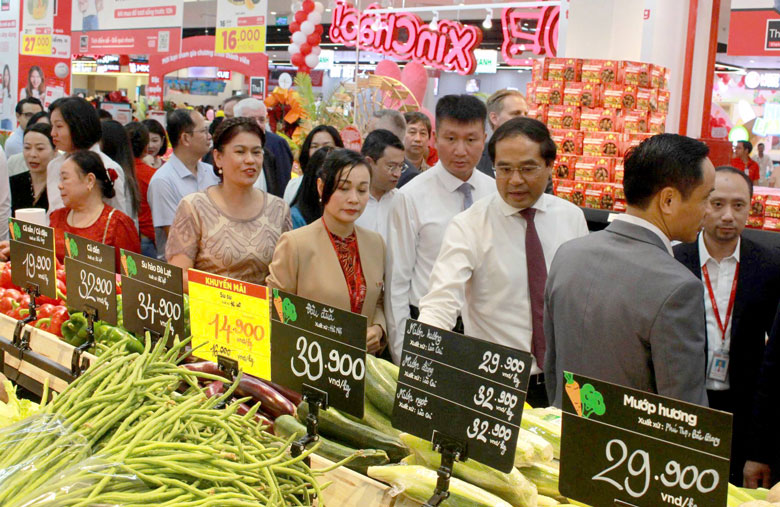 Lanh dao tinh Lao Cai va cac dai bieu tham quan cac gian hang. Anh: Tien Lap  