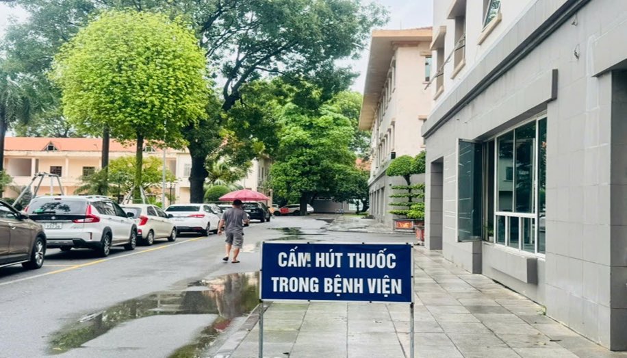 No-smoking signs are placed in many places in hospitals. Photo: Nguyen Tham