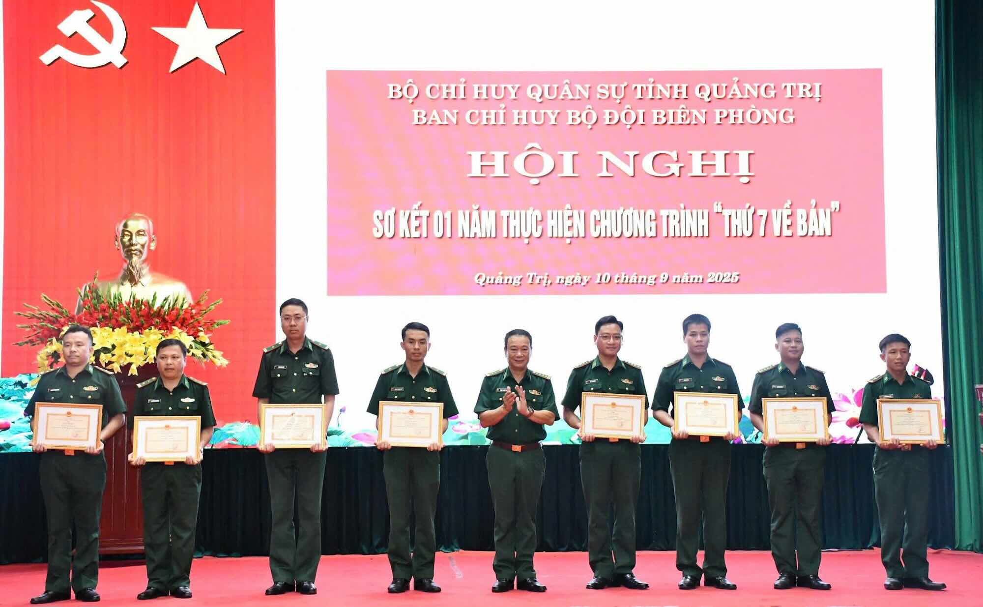 Ban Chi huy BDBP tinh Quang Tri trao giay khen tang cac tap the, ca nhan co thanh tich tieu bieu trong thuc hien chuong trinh “Thu Bay ve ban”. Anh: Bo doi Bien phong
