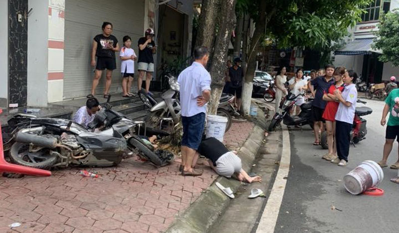 Bé trai vặn ga khi ngồi trên xe máy dẫn đến tai nạn tử vong