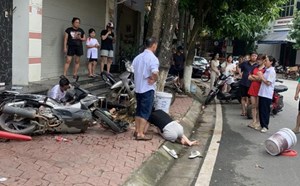 Bé trai vặn ga khi ngồi trên xe máy dẫn đến tai nạn tử vong