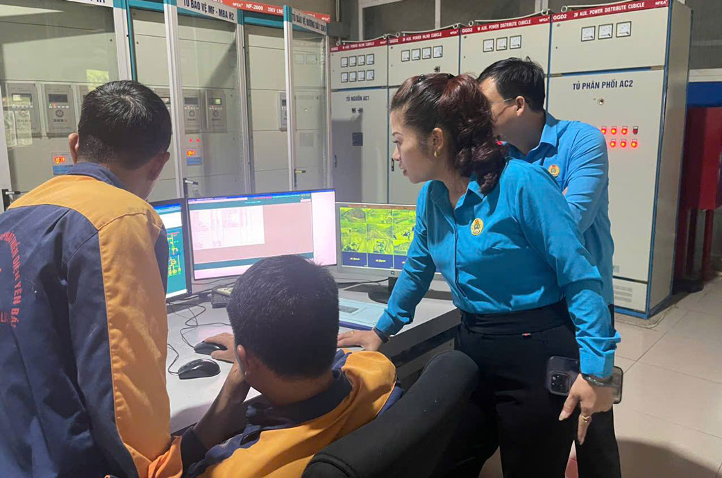 Cong doan phuong Nghia Lo (tinh Lao Cai) trao doi tinh hinh hoat dong tai cong ty Co phan Dau tu va Phat trien Dien Viet Nam. Anh: Bao Nguyen
