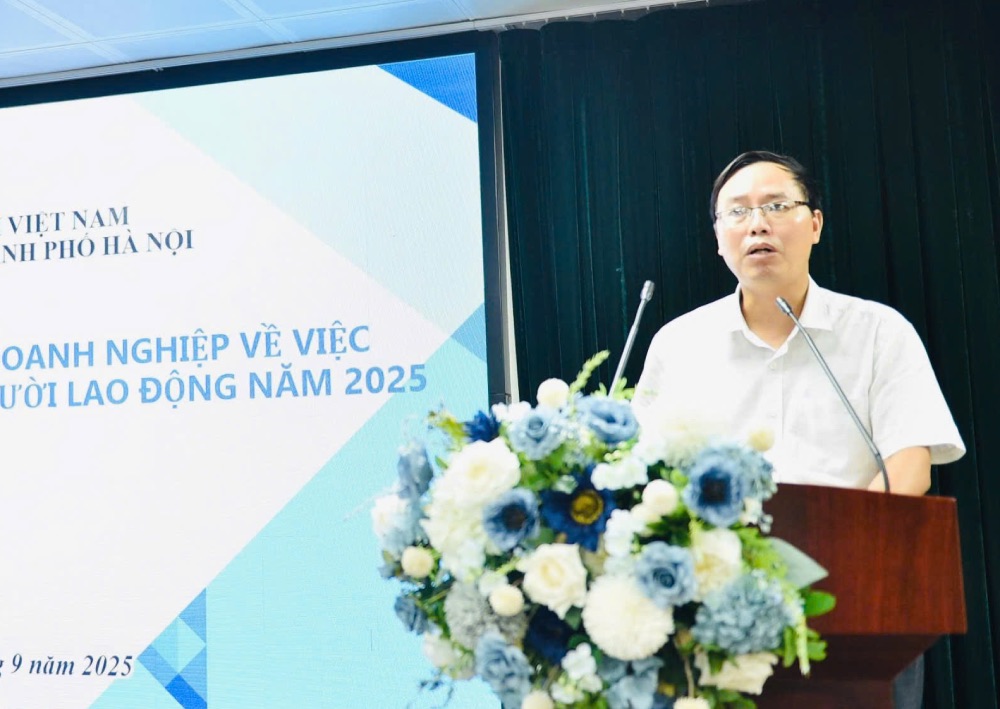 M. Ngo Trung Tu - Chef adjoint du departement de la gestion de la collecte et du developpement des participants a l'assurance sociale de la ville de Hanoï s'exprime lors de la reunion de travail. Photo : Mai Khanh