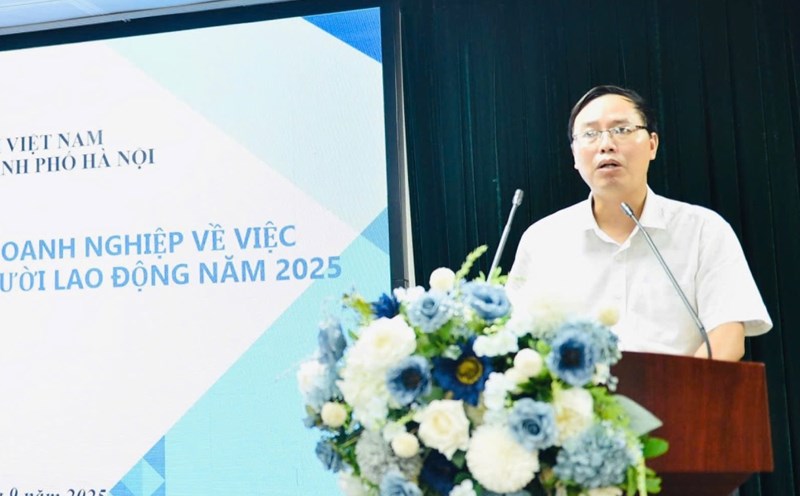 Mr. Ngo Trung Tu - Deputy Head of the Department of Revenue Management and Participant Development, Hanoi Social Insurance spoke at the meeting. Photo: Mai Khanh