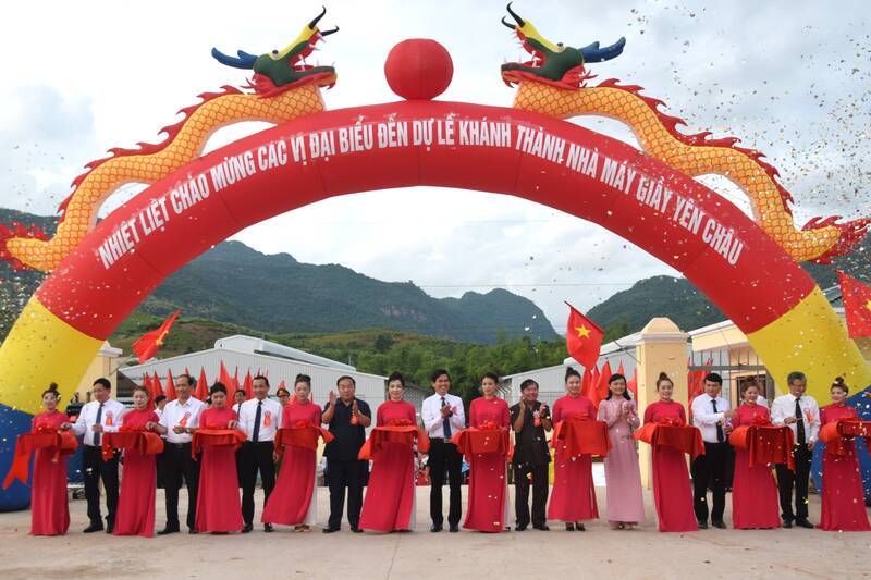 Los delegados cortan cinta para inaugurar la fabrica de zapatos de Yen Chau (Son La). Foto: Truong Son