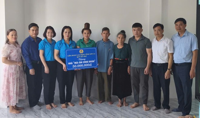 Son La Provincial Trade Union presented support money to build "Union Shelter" houses for union members and workers in difficult circumstances. Photo: Van Thu