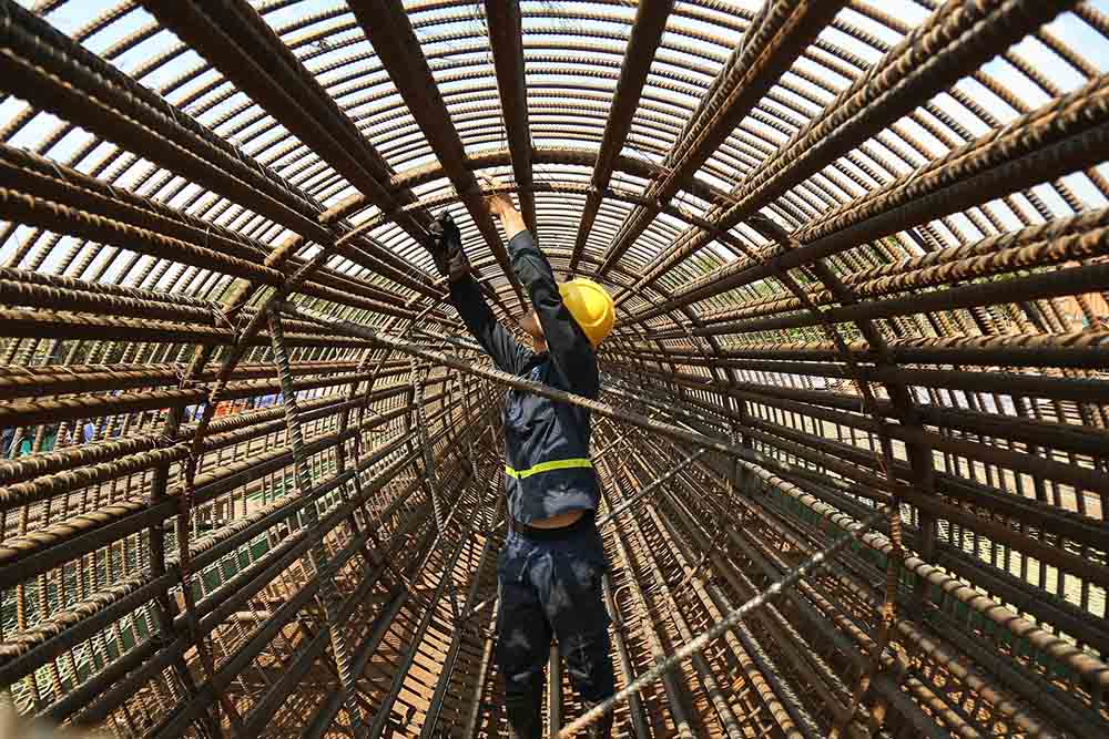 The clogged piles are 2.5m in diameter at the Tu Lien Bridge project (Hanoi). Photo: Huu Chanh