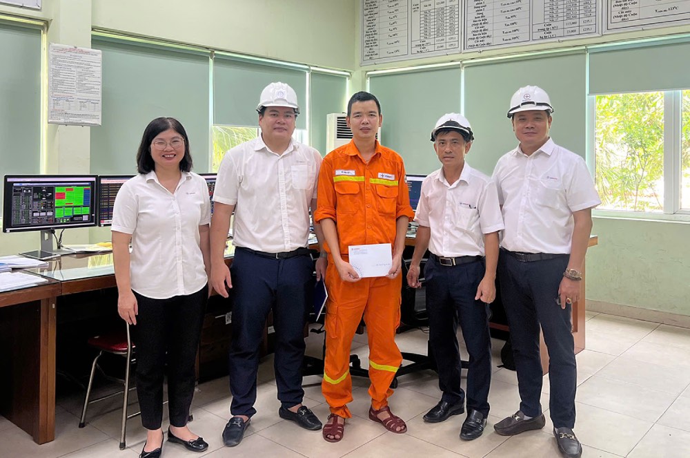 El Vicepresidente del Sindicato de EVNNPT Nguyen Huy Thang y la delegacion de trabajo entregan regalos para animar a los trabajadores de las unidades participantes en el proyecto. Foto: Xuan Tien