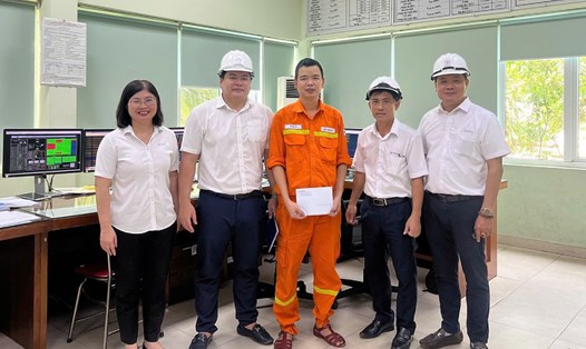 Phó Chủ tịch Công đoàn EVNNPT Nguyễn Huy Thắng và đoàn công tác tặng quà động viên người lao động các đơn vị tham gia dự án. Ảnh: Xuân Tiến