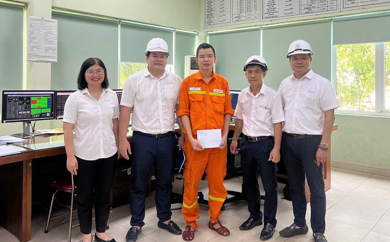 Vice Chairman of EVNNPT Trade Union Nguyen Huy Thang and the working delegation presented gifts to encourage workers of units participating in the project. Photo: Xuan Tien